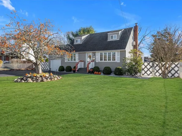 17 Berard Boulevard, Oakdale, NY 11769