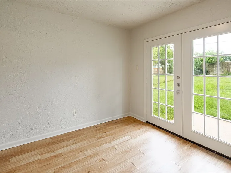 904 Holleman Dr — Photo 14
