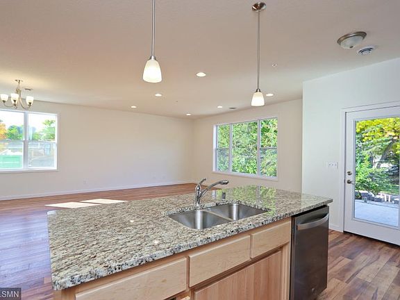 5th image of 986 Lovell Ave W