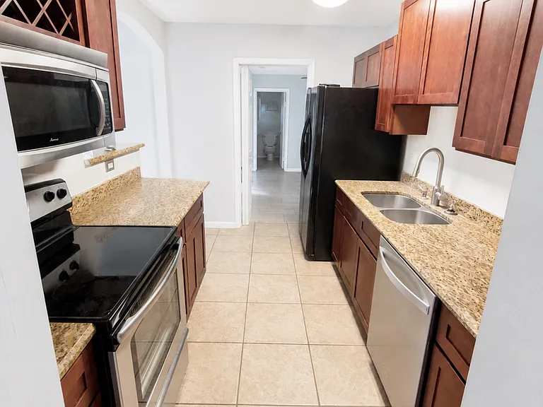 975 N Village Dr — Photo 5