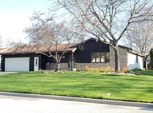 2940 W Roselawn Dr, Appleton, WI 54914