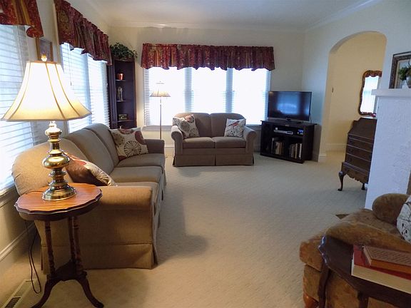 4th image of 189 Manor Ave