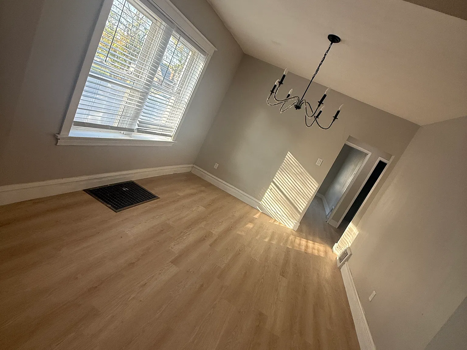 4 bed, 1.5 bath, 1128 sqft, $2,000 — Photo 3