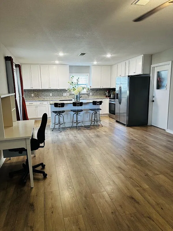 3 bed, 2.0 bath, 1508 sqft, $2,300 — Photo 3