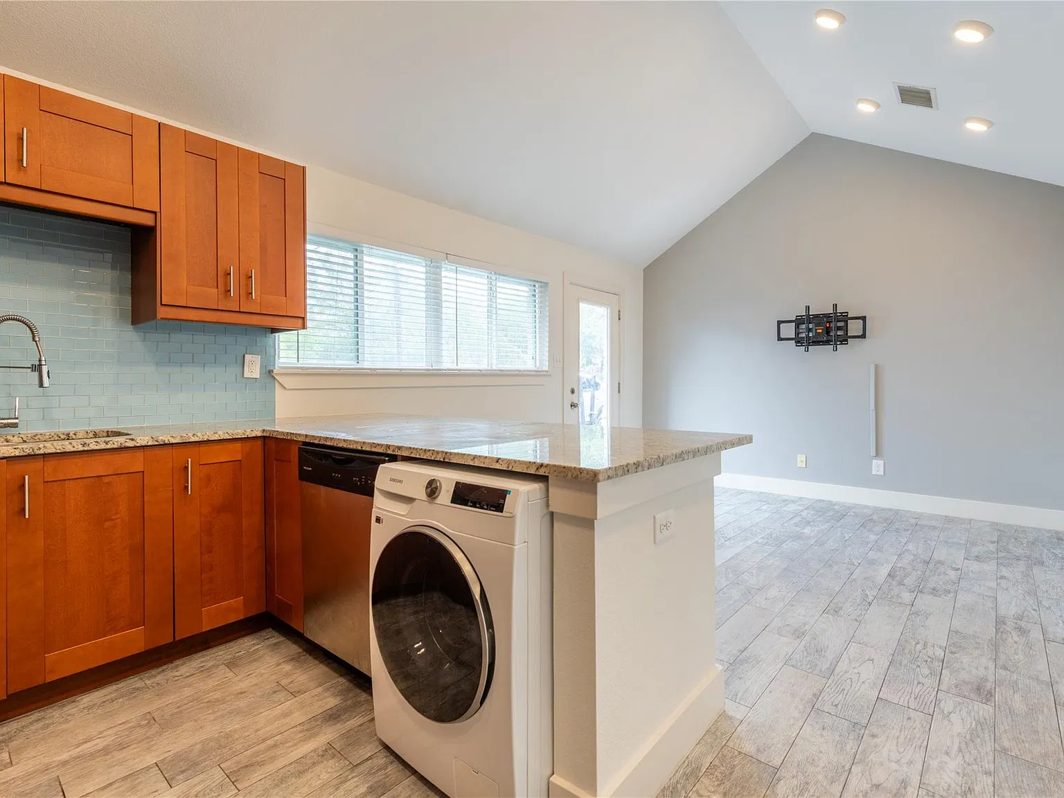 2 bed, 1.0 bath, 597 sqft, $1,199 — Photo 4