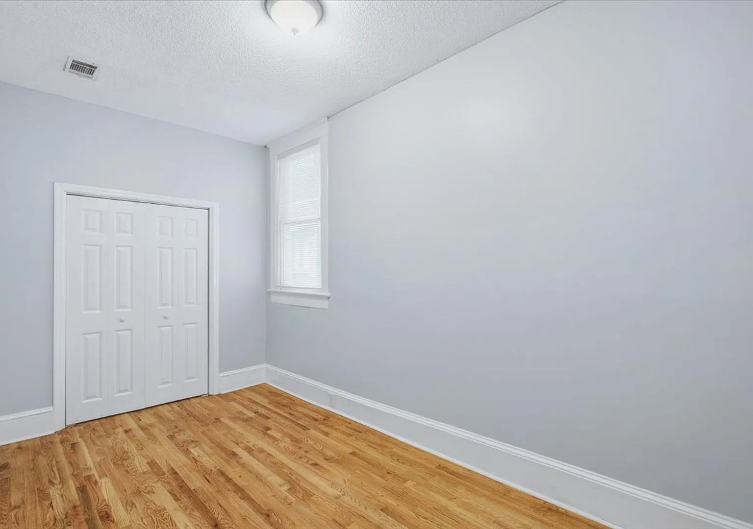 3-Bedroom Apartment in Prime Savannah Location Pet Friendly! — Photo 3