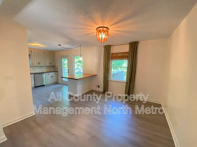 410 Riverlake Ct — Photo 4