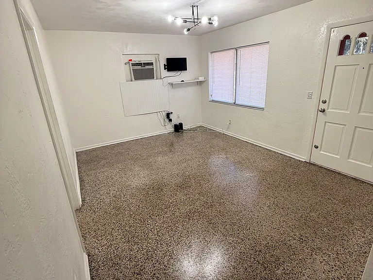 520 Sandra Ave — Photo 2