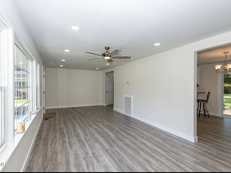 5909 Adelia Dr — Photo 6