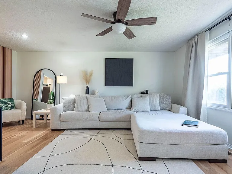 610 W Ryan Rd — Photo 5