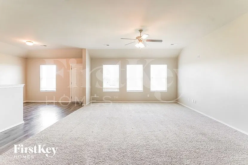 4 bed, 2.0 bath, 1928 sqft, $1,905 — Photo 4
