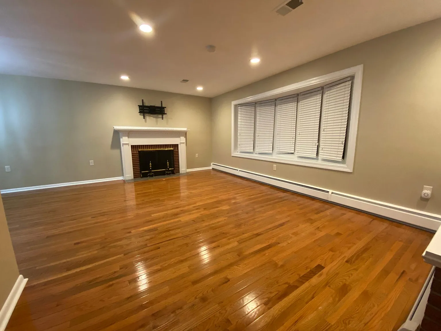 3 bed, 2.5 bath, 2100 sqft, $2,700 — Photo 4