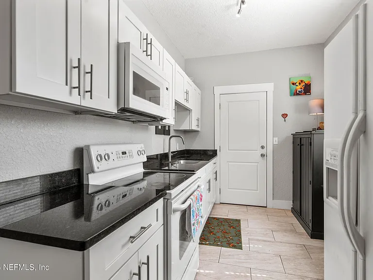 909 Cedar St — Photo 3