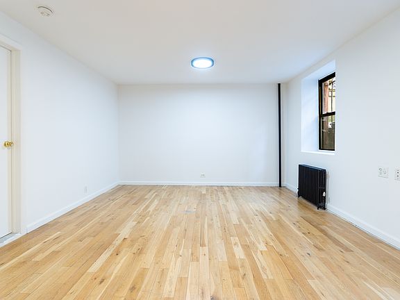 3rd image of 320 W 20th St APT 3