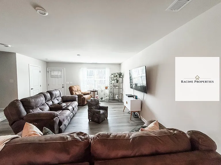 624 Batchomble Ln — Photo 4