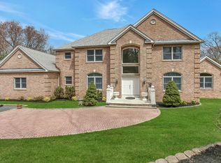 25 Mannetto Hill Rd, Huntington, NY 11743