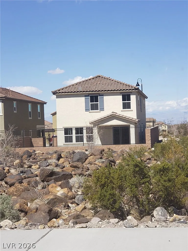 5 bed, 2.5 bath, 2467 sqft, $3,000 — Photo 2