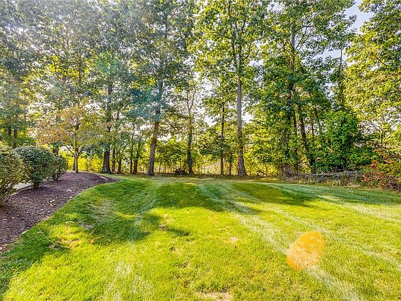 5th image of 505 Fair Meadow Dr