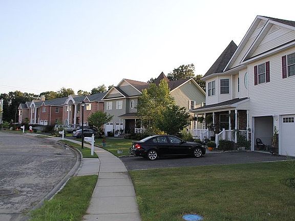2nd image of 305 Fairway Dr