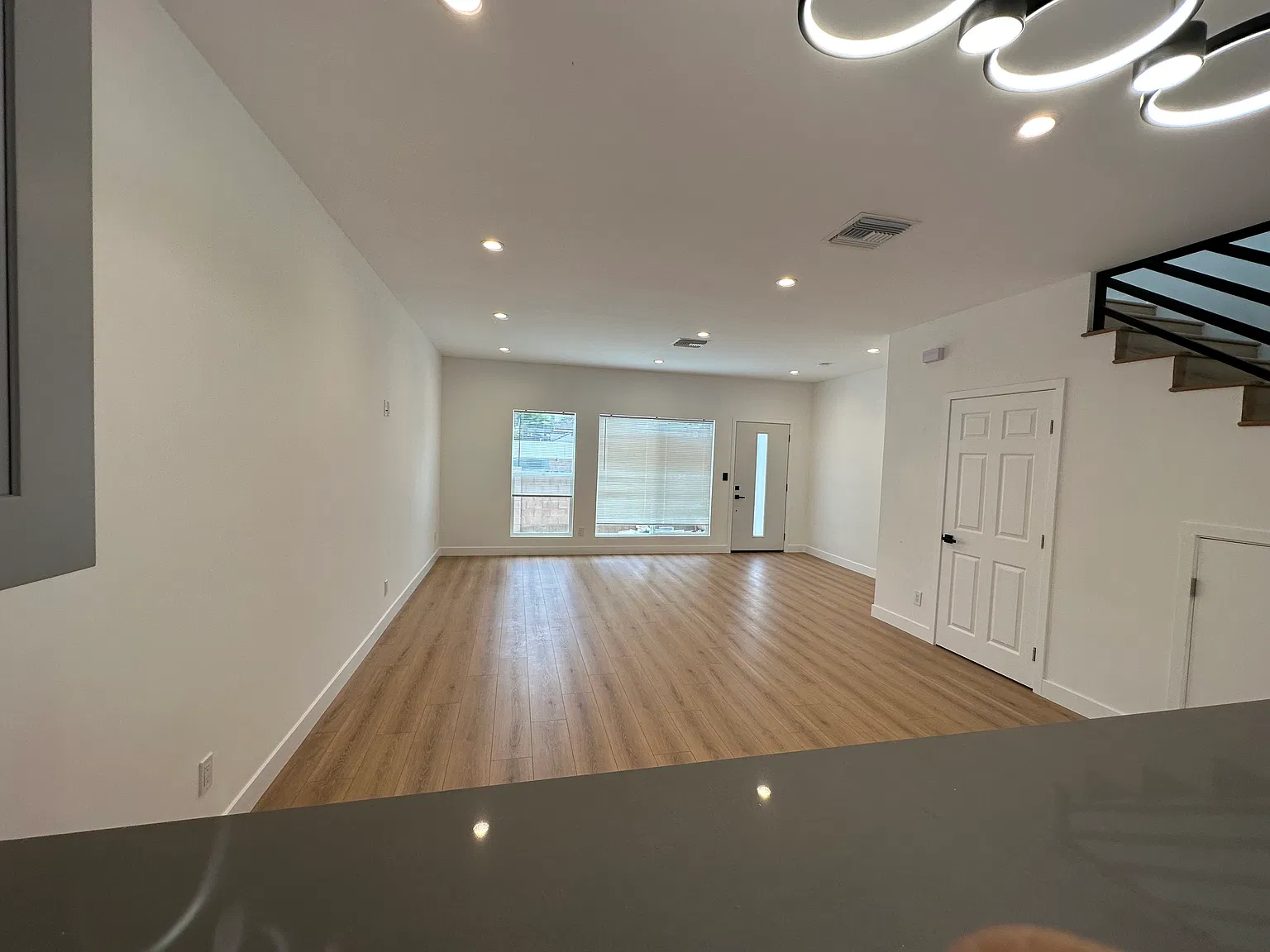 3 bed, 2.5 bath, 1350 sqft, $3,500 — Photo 4