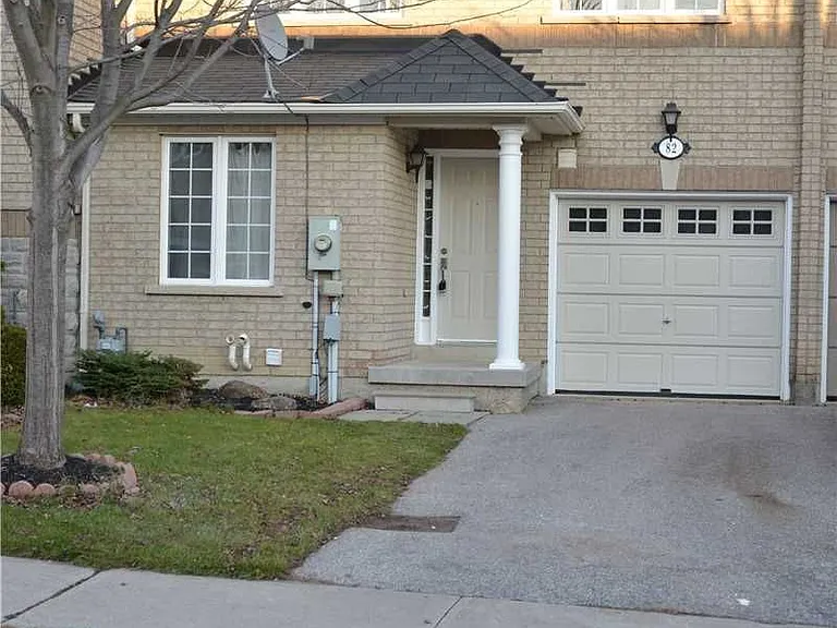 82 Red River Cres — Photo 2