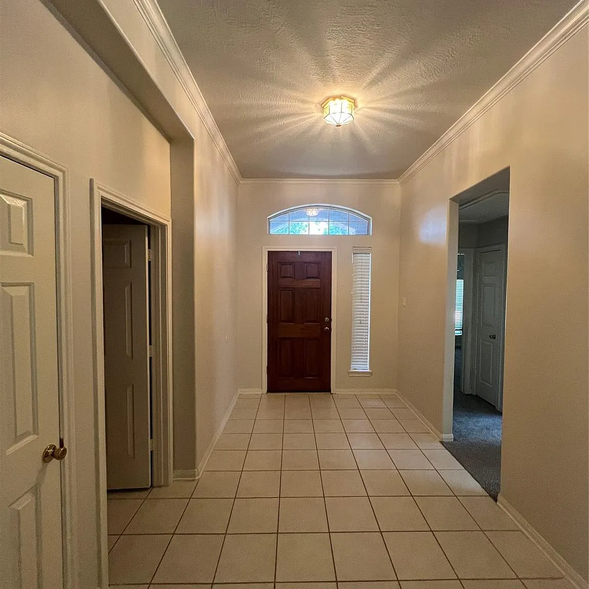 3 bed, 2.0 bath, 1901 sqft, $2,200 — Photo 3