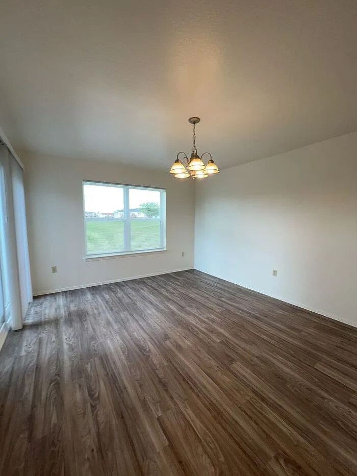 3 bed, 2.5 bath, 1328 sqft, $1,831 — Photo 4