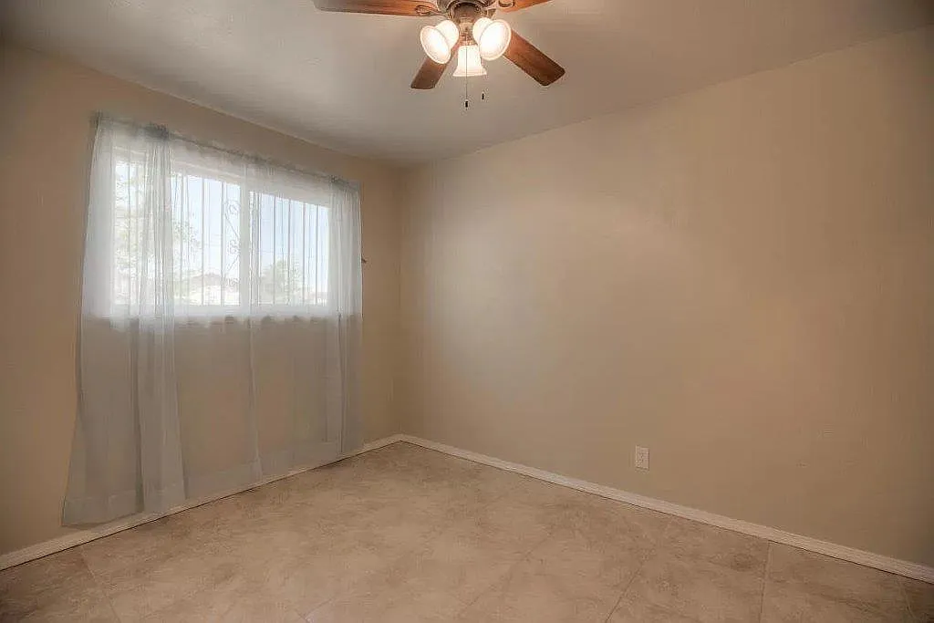 3 bed, 962 sqft, $1,800 — Photo 3