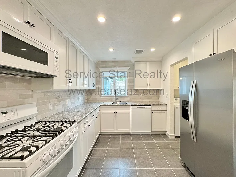 2908 E Avalon Dr — Photo 6