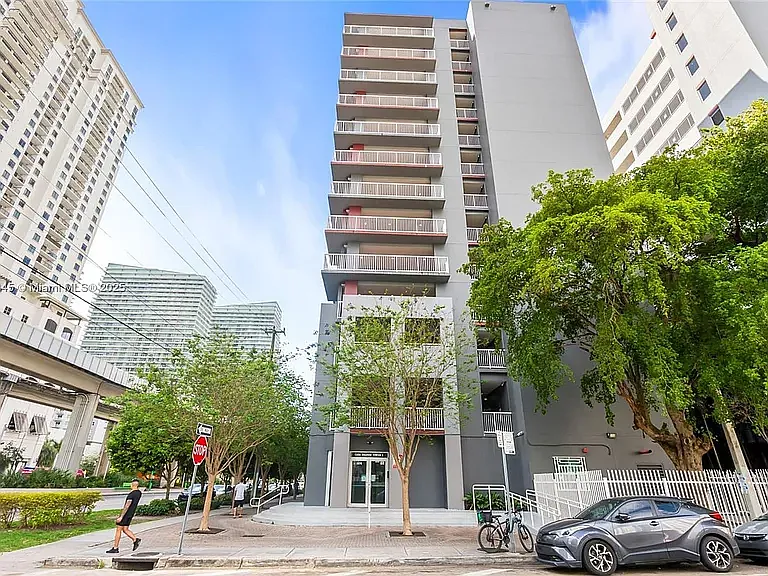 3 bed, 2.0 bath, 1221 sqft, $3,000 — Photo 2