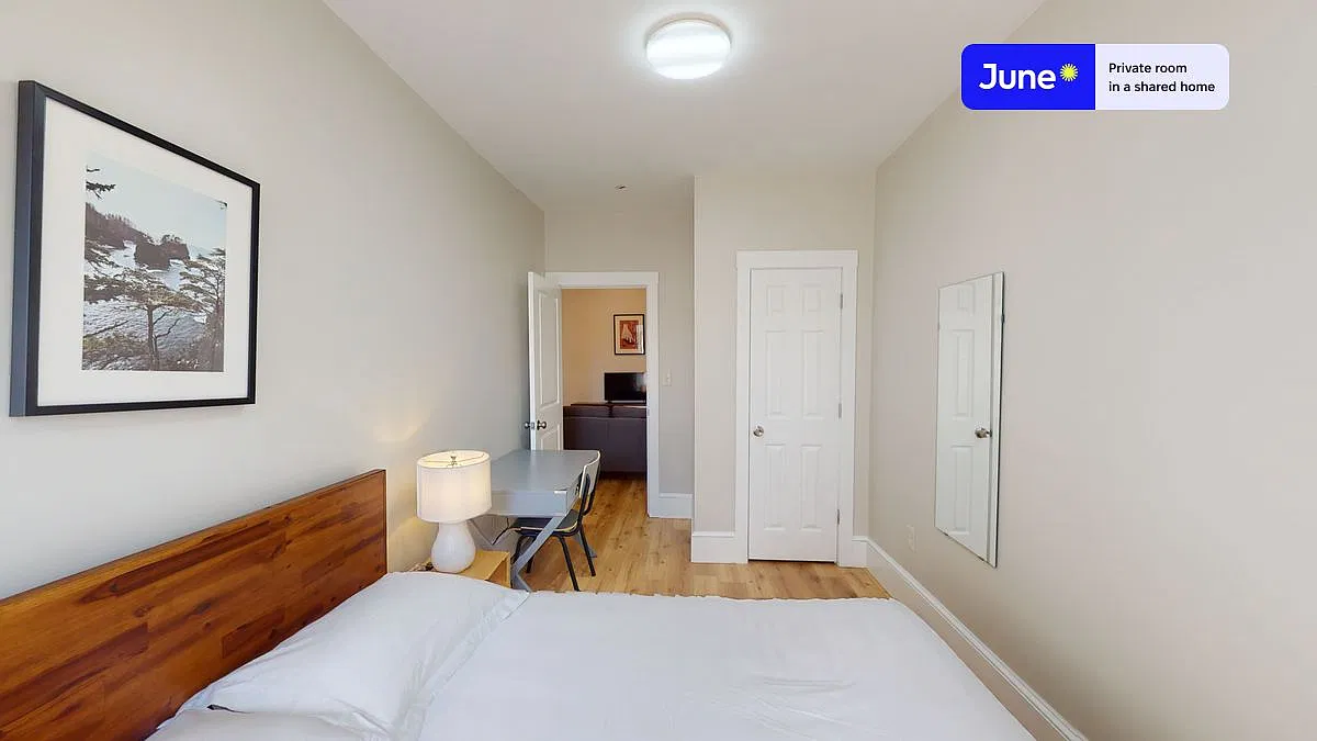 Full bedroom in 5 bed/2 bath home in Brighton #1403 D — Photo 2