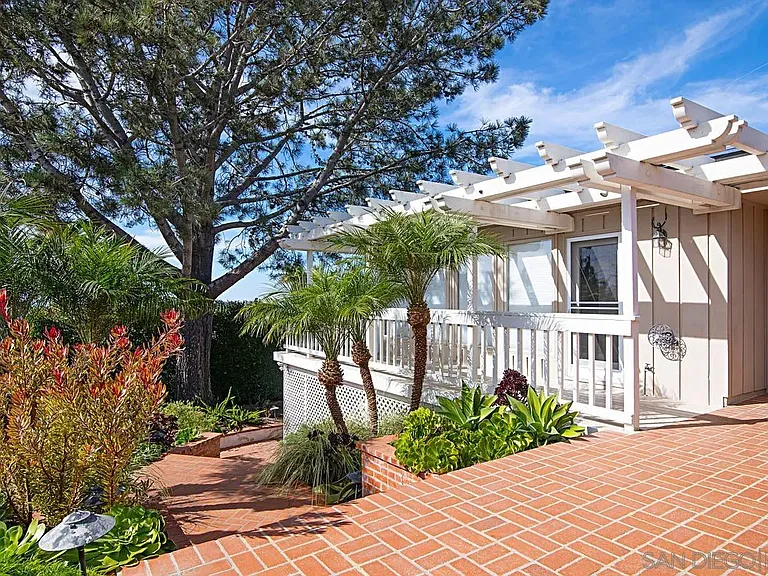 573 Amphitheatre Dr — Photo 35