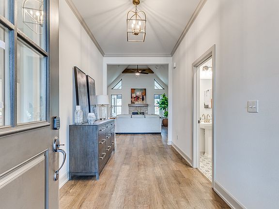 Example of Staged Charleston floor plan - Features and Finishes may vary based on product availabili
