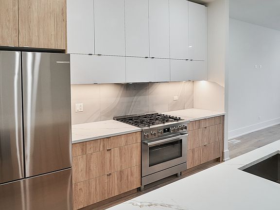 4th image of 2329 W Fullerton Ave #1W