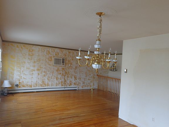 4th image of 104 Bartlett Ave