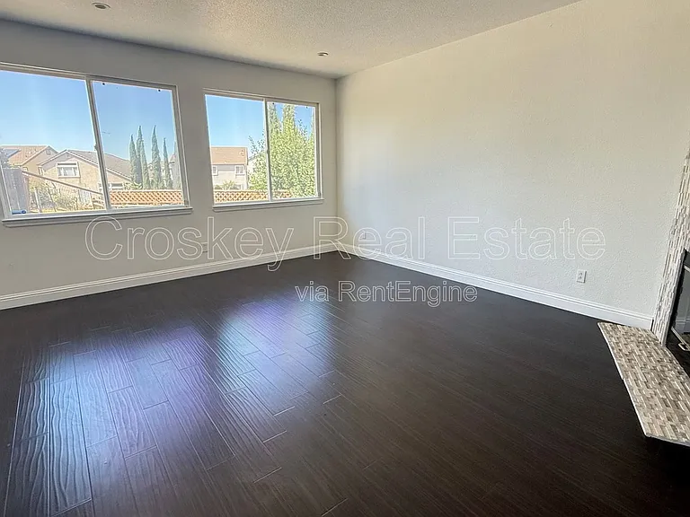 328 Whispering Oaks Ct — Photo 2