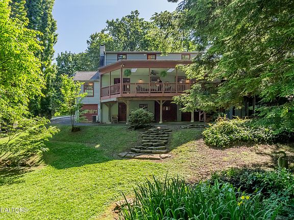 3rd image of 309 Kingston Ct