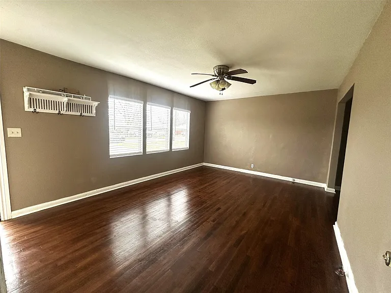 11005 Muscatine St — Photo 4