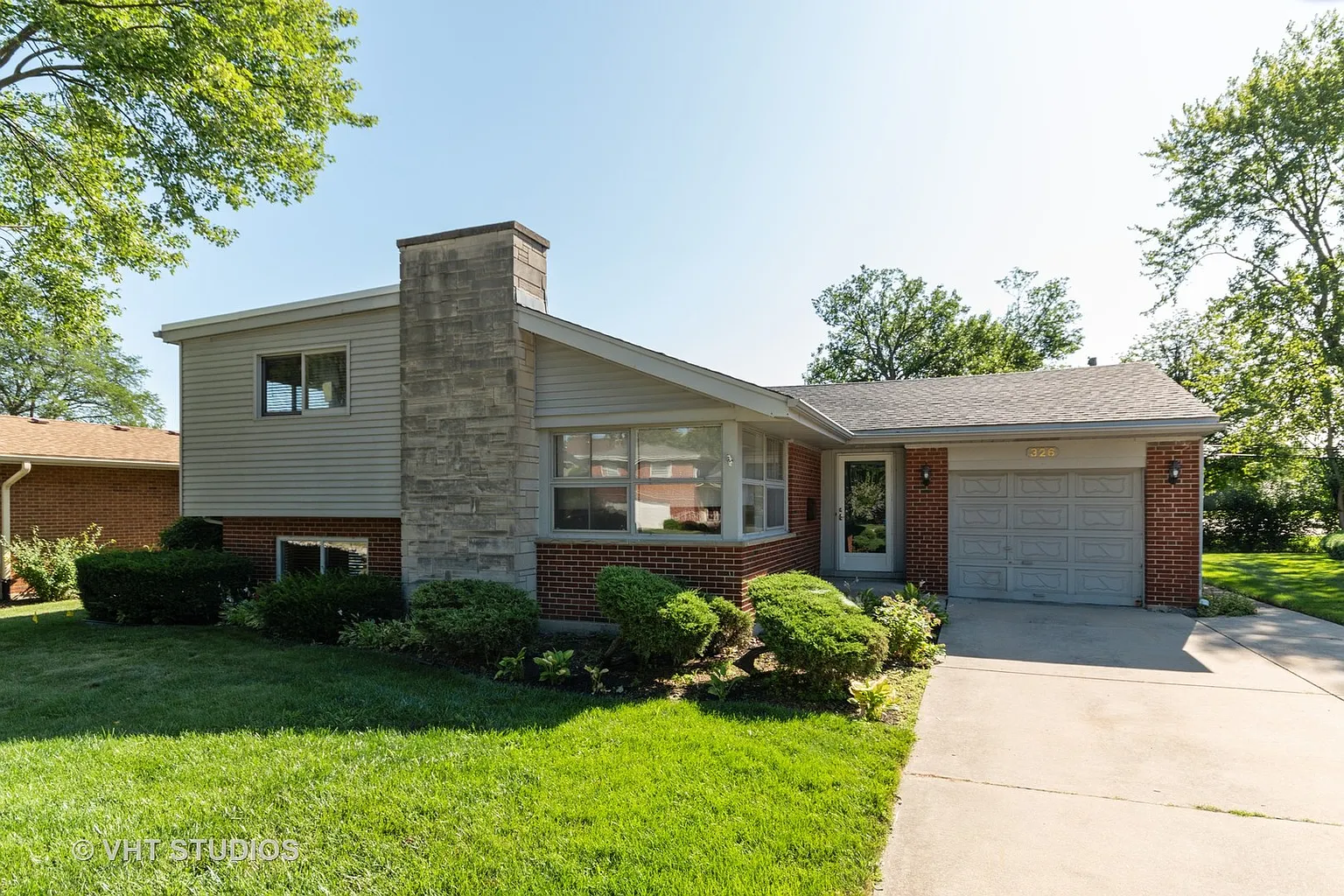326 E Huntington Ln photo 1