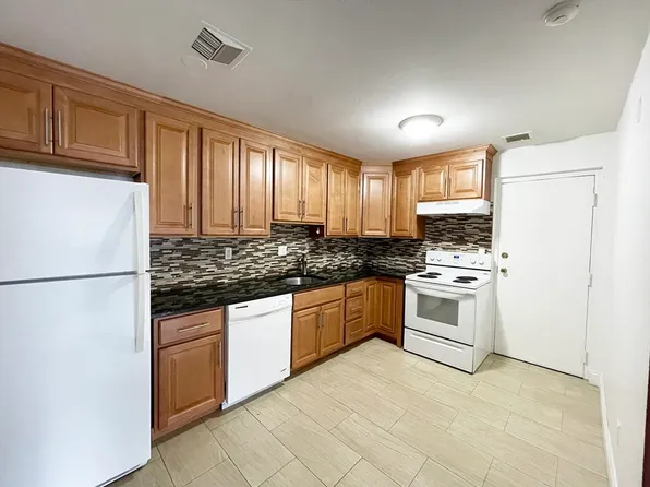 34 Pleasant Dr APT 33, Stoughton, MA 02072