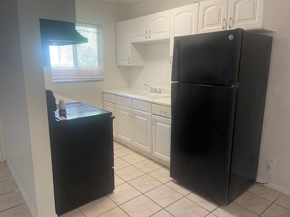 1st image of 506 SE 16th St #14