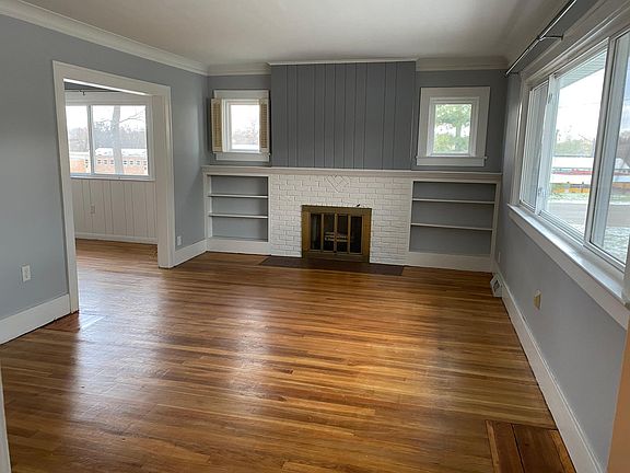 4th image of 557 Shirley St NE