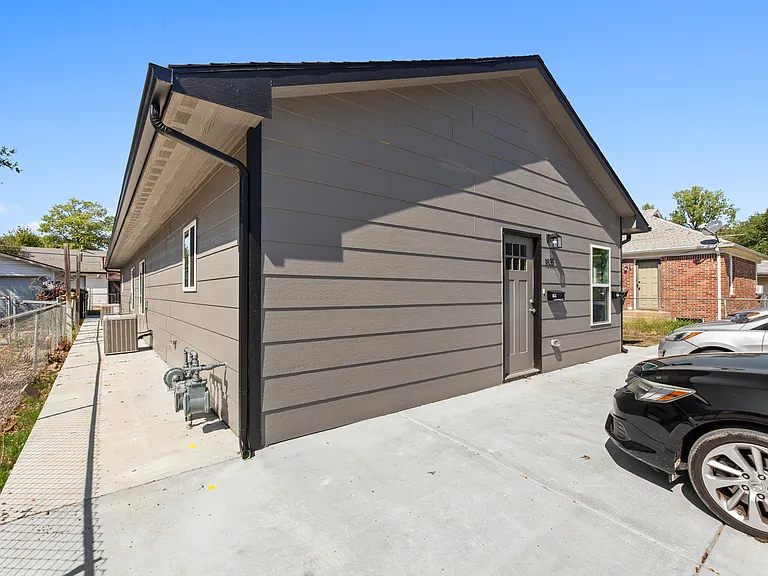 1835 S Glenn St — Photo 2