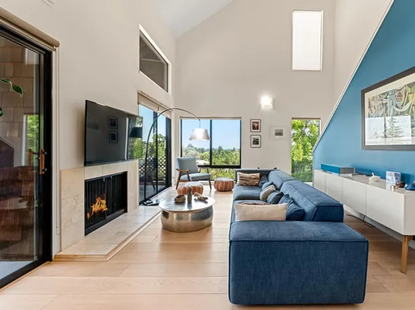 72 Peter Coutts Cir, Stanford, CA 94305