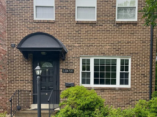 10456 Armstrong St, Fairfax, VA 22030