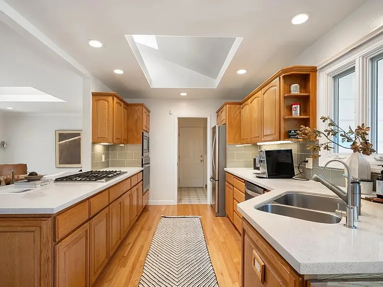1602 Sheffield Ave — Photo 4