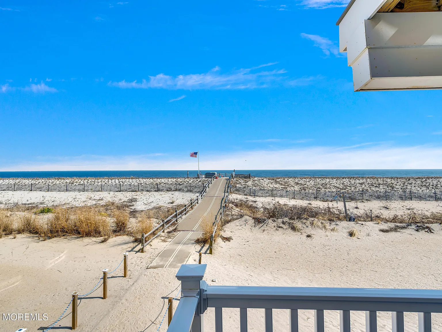2 bed, 774 sqft, $3,200 — Photo 4