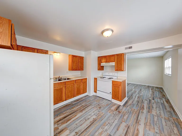 Lawrence Glen Apartments — Photo 9