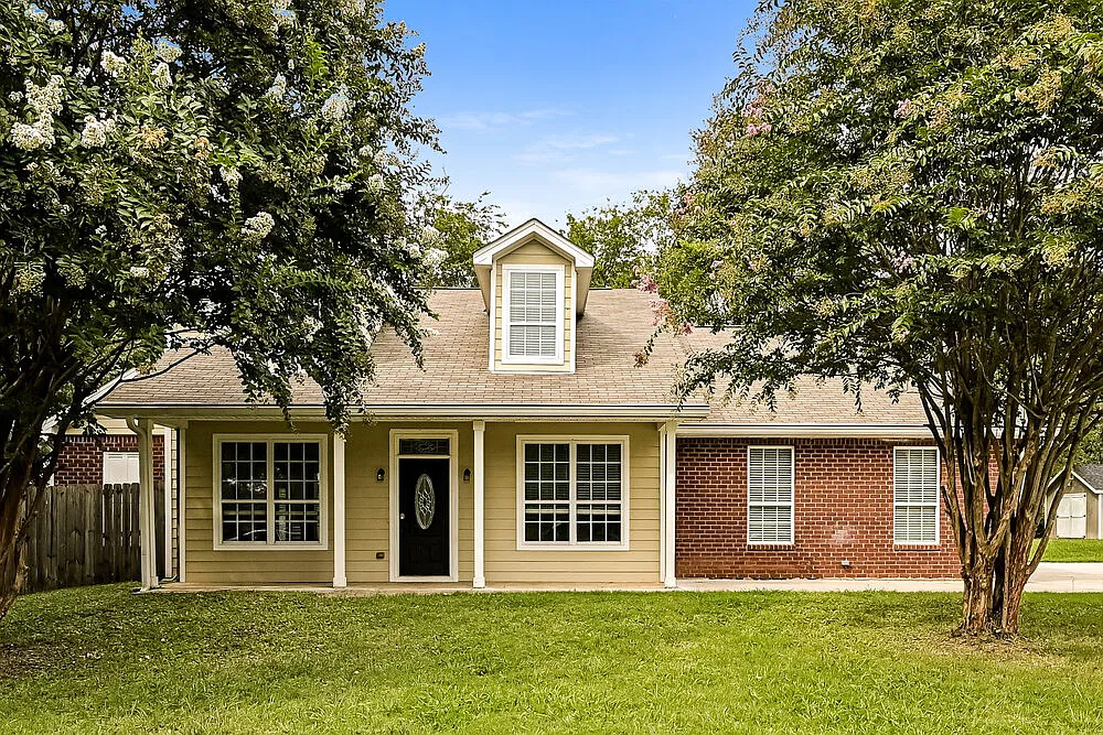 4 bed, 2.0 bath, 2280 sqft, $2,370 — Photo 1