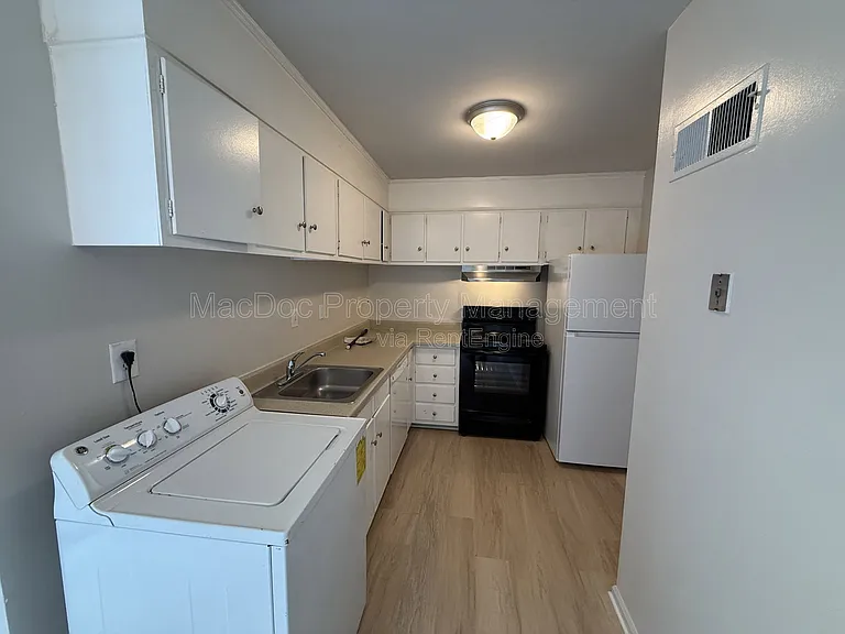 809 Denton Cir — Photo 13
